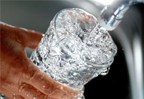 Wasserhahn auf:  Weil Strom teurer geworden ist, steigt auch der Preis für Trinkwasser in Kraiburg.Foto  dpa