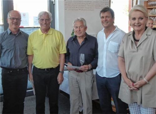Die neuen Ehrenmitglieder des Vereins: Hans Niggl (Zweiter von links) und Toni Beck (Mitte), umrahmt von den Gratulanten Klaus Jordan (links), Sepp Liebl und und Oberbürgermeisterin Gabriele Bauer. Foto re