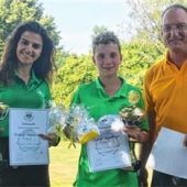 Junge Golfer spielen in Guttenburg