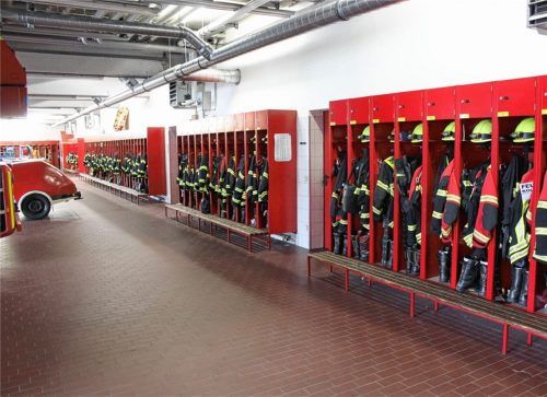 Die Spinde der Aktiven befinden sich derzeit in der Fahrzeughalle, nach der Sanierung wird es dafür einen eigenen Raum geben. Fotos Weinzierl