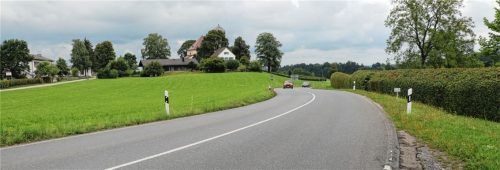 Die Staatsstraße 2093 wird, beginnend am Wildenwarter Kreisel, auf rund 300 Meter Länge komplett herausgerissen und in einem Guss durch die neue Trassenführung etwas nördlicher des jetzigen Verlaufs ersetzt. Foto REhberg