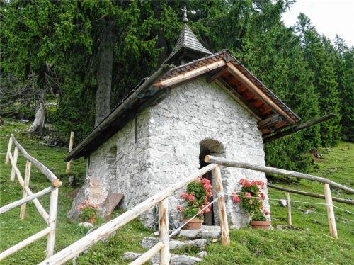 Die steinerne Kapelle mit Glockentürmchen, Außenbereich und Aufgang inmitten der Kieferer und Oberaudorfer Bergwelt.Fotos  Hoffmann