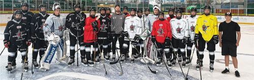Die U17 der Starbulls Rosenheim nach dem gemeinsamen Training mit NHL-Keeper Philipp Grubauer (Mitte).