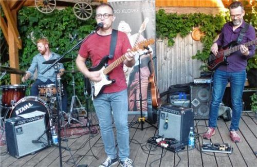 Die Udo-Klopke-Band mit Jan Wienstroer am Schlagzeug, Sänger Udo Klopke und Markus Bender am Bass. Foto Zeilinger