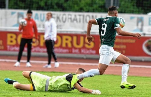 Diese Szene führte zum Elfmeter: Torwart Marius Herzig ist gegen Mohamad Awata deutlich zu spät dran.Fotos Ziegler