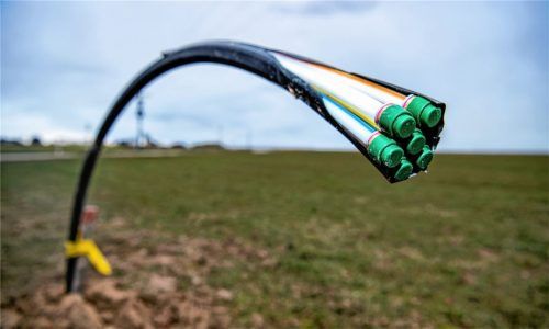 Dörfer haben‘s manchmal einfacher: Halsbach, mit knapp 1000 Einwohnern die kleinste Gemeinde im Landkreis Altötting, hat die Breitbandkabel einfach quer über die Felder gezogen. Eine Option, die die Gemeinde Rohrdorf mit knapp 6000 Einwohnern, einer Autobahn und mehreren Staatsstraßen mitten im Gemeindegebiet nicht hat. Foto DPA