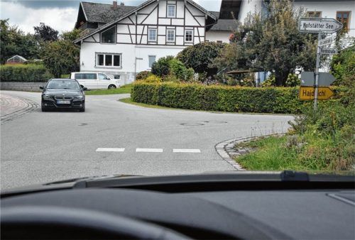 Drei Würfel gegen Raser: Die Pruttinger finden das gut, das Landratsamt nicht. Die Würfel sollen weg. Foto Schlecker
