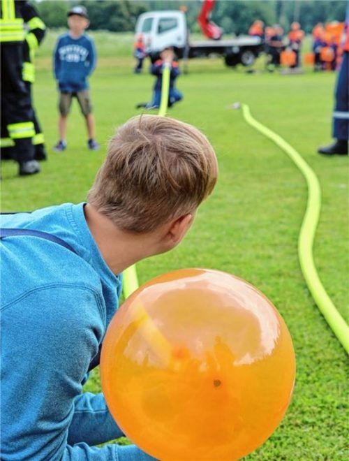 Durch einen Feuerwehrschlauch musste ein Luftballon aufgeblasen werden. Fotos re