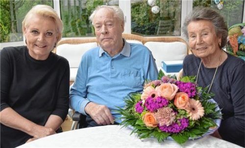 Ein Blumenstrauß fürs Jubelpaar: Auch Rosenheims Oberbürgermeisterin Gabriele Bauer (links) gratulierte Dorothea und Ernst Palmberger zur eisernen Hochzeit. Foto Trux