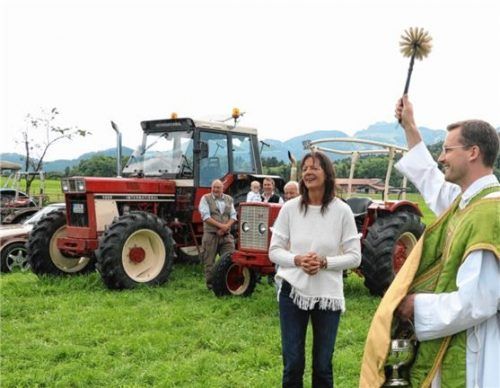 Ein gern geseher Bekannter: Kaplan Philipp Werner, der die Segnung vornahm, hatte seinen Pastoralkurs im Pfarrverband Oberes Inntal absolviert.Foto rehberg