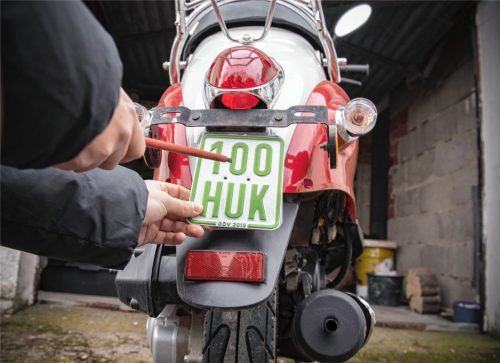 Ein Mann wechselt das Versicherungskennzeichen an einem Roller. Ein 25-jähriger Rosenheimer stand jetzt vor Gericht, weil er den Wechsel auf das neue Kennzeichen verschlafen hatte. Foto Huk-Coburg