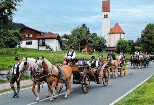 Ein prächtiger Festzug mit fünf Pferdekutschen bewegte sich von der Wallfahrtskirche „Maria Morgenstern“ in Richtung Festzelt am Vereinsgelände der Rosserer. Fotos  Strim