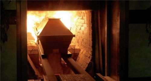 Ein Sarg wird in einem Krematorium in den Ofen gefahren. Foto dpa