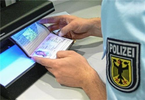 Ein scharfes Auge brauchen die Rosenheimer Bundespolizisten. Immer wieder weisen sich Reisende mit gefälschten Papieren aus. Foto re