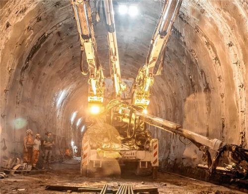 Ein sogenannter Bohrjumbo arbeitet sich durch den Tunnel bei Mauls in Südtirol.Foto BBT SE