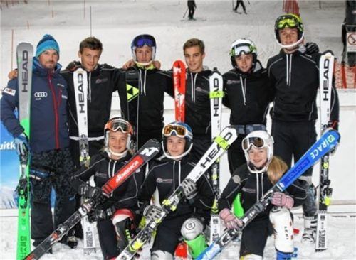 Ein strammes Ferienprogramm absolviert derzeit die U16-Gaumannschaft unter der Leitung von SVI-Cheftrainer Dominik Homsek, hier beim Slalomtraining in der Skihalle Landgraaf/Holland.Foto Thalmeier