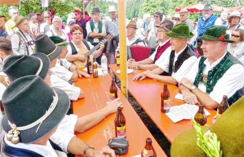 Eindrücke vom Almsingen auf dem Moserboden, das der Trachtenverein Hochries-Samerberg zusammen mit den Samer Sängern ausrichtete.Foto hötzelsperger