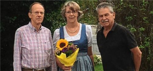 Eine Ära geht nach 30 Jahren zu Ende: Lorenz Ablinger, der Vorsitzende des Ökumenischen Sozialdienstes Priental (ÖSP/rechts) und sein Stellvertreter Dr. Gerhard Weidenthaler verabschieden die langjährige Pflegedienstleiterin des ÖSP, Maria Reich. Foto rehberg