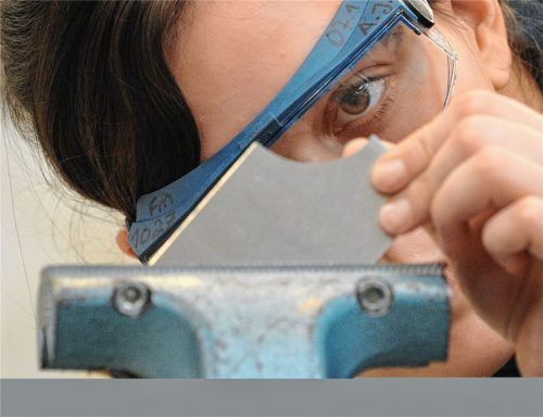 Eine Auszubildende arbeitet in einer Lehrlingswerkstatt an einem Werkstück aus Metall. Die Möglichkeiten für Schulabgänger und junge Erwachsene, einen Ausbildungsplatz zu finden, sind so gut wie selten zuvor – auch in der Region. Dennoch bleiben viele Lehrstellen unbesetzt. Fotos dpa, IHK (2)