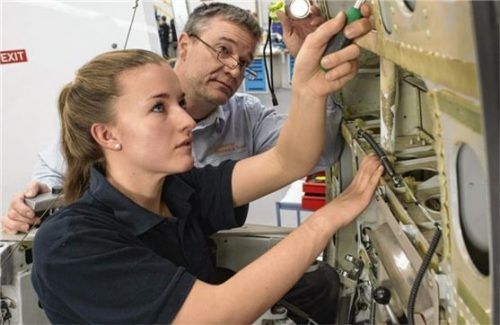 Eine Auszubildende und ihr Ausbilder. Foto Schlaeger/obs