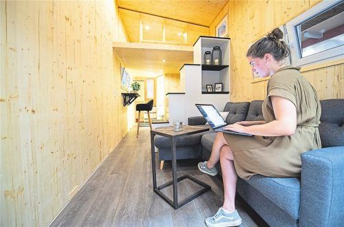 Eine Lösung gegen die Wohnungsnot: Wohnen, Kochen, Essen und Schlafen auf kleinstem Raum. In manchen XXS-Häuschen ist überraschend viel Platz. Fotos dpa/Kirchner