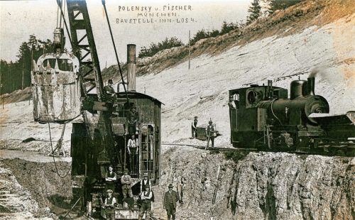 Eine Reise in die Vergangenheit: Rund 180 Bilder und Dokumente beleuchteten bei der Ausstellung „Ein Kanal entsteht – Der Bau des Innkanals 1919 bis 1923 zwischen Fraham, Pürten und Ebing“ ein wichtiges Kapitel lokaler Sozial- und Wirtschaftsgeschichte. Es war damals die größte Baustelle Europas. Foto  Stadtarchiv