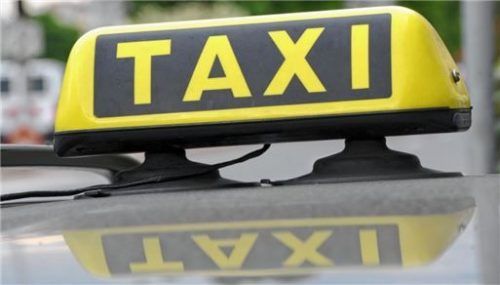 Eine Taxifahrerin (58) aus der Region ist jetzt in Tirol Opfer eines Raubüberfalls geworden. Foto dpa