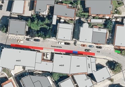 Eine Verlegung der Parkplätze von der Nordseite der Sedanstraße auf die Südseite (rot markiert) lehnte der Bauausschuss ab.  Stadt Kolbermoor
