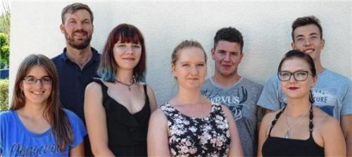 Einrichtungsleiter Markus Lutz (Zweiter von links) freut sich mit den Absolventinnen und Absolventen der Ausbildung im AWO-Projektehaus. Sandra Deser (links) ist auch Innungssiegerin unter den Maler- und Lackierern.Foto re