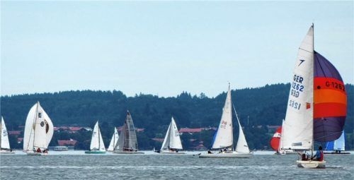 Endlich in See stechen konnten die Regattateilnehmer nach zwei Stunden Wartezeit.Foto bz