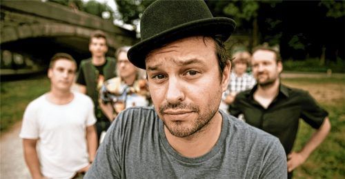 Er hat den BR-Heimatsound-Wettbewerb 2015 gewonnen, jetzt ist er in Waldkraiburg zu sehen: Hundling spielt bei einem Benefizkonzert zugunsten der Tierherberge Pürten.Foto Max Alberti