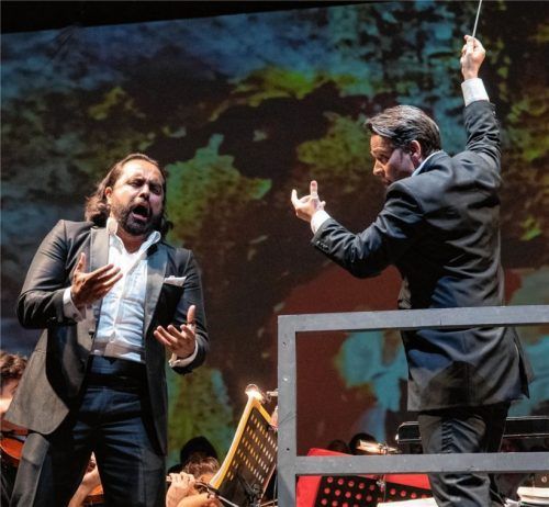 Evan Alexis Christ (rechts) dirigierte zusammen mit Cornelia von Kerssenbrock das Finale Grande auf Immling. Dabei wurde musikalisch geliebt und gelitten, wie Victor Campos Leal (links) in dieser Szene beweist.Foto Richter