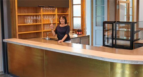 Evelin Caggiano ist die Pächterin des Tagescafés „Gleis 2“ im sanierten Bahnhof – bis zum ersten Kaffee oder Wein gibt es noch jede Menge zu tun, erzählt die Kolbermoorerin. Foto Weinzierl