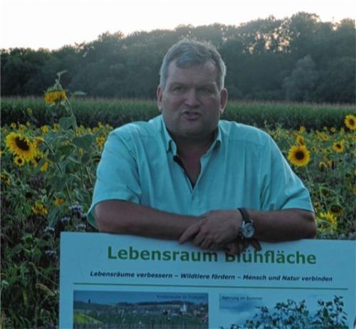 Experte Hans Laumer bei seinen Ausführungen in Sachen Blühpatenschaft.Foto  Rath