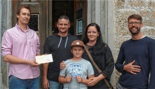 Familie Schliewe (Mitte) aus Sonneberg in Thüringen sind die 100000 Besucher des Museums Salz & Moor. Michael Schmidt (links), Betreiber des Museumscafés, übergab einen Essensgutschein. Museumsleiter Stefan Kattari (rechts) gratulierte. Foto grimm