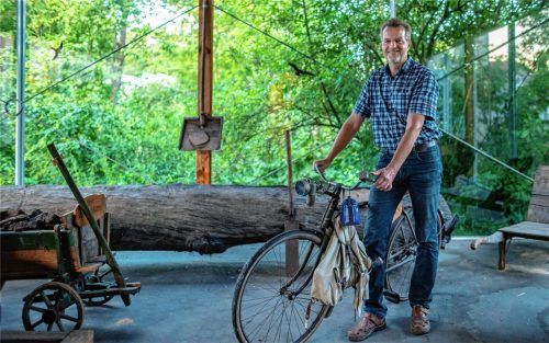 Fast schon wieder modern: Das Fahrrad war bis weit ins vergangene Jahrhundert das wichtigste Verkehrsmittel. Hans Ziegler zeigt, wie man sich damals auf den Weg zum Torfstechen machte, um etwas zum Heizen zu haben. Fotos Thomae
