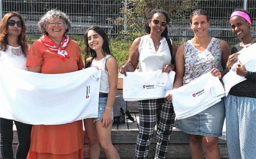 Stolz auf den Erfolg: Vier der fünf Teilnehmerinnen am Schwimmkurs für Geflüchtete mit Malteser-Ehrenamtskoordinatorin Christine Seiz-Livadas (Zweite von links) und DLRG-Schwimmtrainerin Stephanie Buß (Zweite von rechts). Fotos Malteser