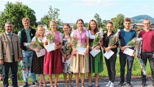 Flintsbachs Bürgermeister Stefan Lederwascher (links) zeichnete die „Einser-Absolventen“ des Schuljahres 2018/ 2019 aus: Michael Astner, Victoria Schwaiger, Sarah Bischoff, Anna Lena Hamberger, Pia Rieder, Michaela Dopfer, Luis Lehnert, Gloria Buchberger und Bastian Herold. Foto re
