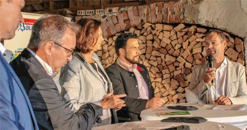 Florian Bauer (rechts) von der Privatmolkerei Bauer in der Diskussion mit (von links) Molkerei-Geschäftsführer Dr. Michael Münch, Moderator Wolfgang Köhler, Landtagspräsidentin Ilse Aigner und VLOG-Vorstand Christoph Zimmer.Foto  heinz