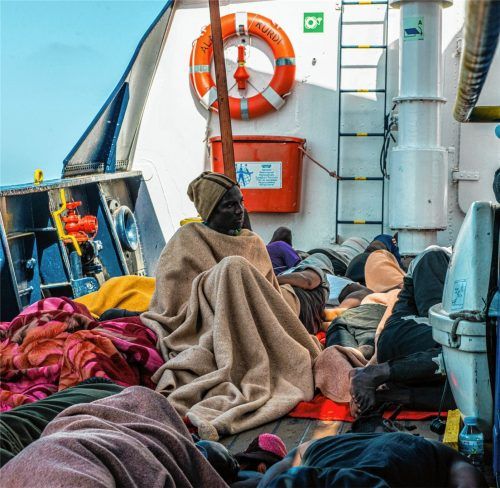 Flüchtlinge, die sich nach ihrer Rettung an Bord des Rettungsschiffes „Alan Kurdi“ ausruhen.Foto dpa