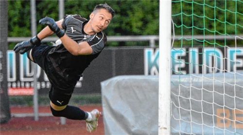 Flugeinlage von Alin Goia: Der 31-jährige Rumäne wechselt vom Landesligisten SB Rosenheim zum Regionalligisten 1860 Rosenheim. Fotos  Ruprecht
