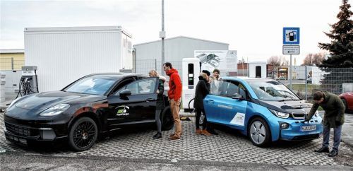 Forschungsfahrzeuge von Porsche und BMW nutzen den Prototyp einer Ultra-Schnell-Ladestation in der Nähe der A 8 zwischen Ulm und Augsburg.Foto Auto-Medienportal.Net/BMW