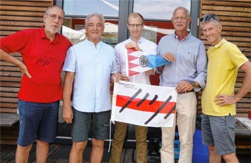 Freude über die neue Beflaggung (von links): Paul Geisenhofer, Knut Hoffmann, Johannes Rauh, Professor Dr. Gerd Regel und Dr. Ralf Hamann. Foto re