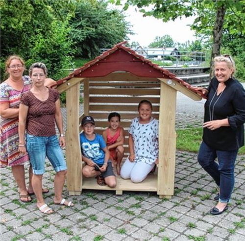 Freuen sich mit den Kindern über das neue Spielhäuschen: Fördervereinsvorsitzende Martina Beck, Elternbeiratsvorsitzende Silvia Fürg und die scheidende Schulleiterin Manuela Strobl (von links). Foto  re
