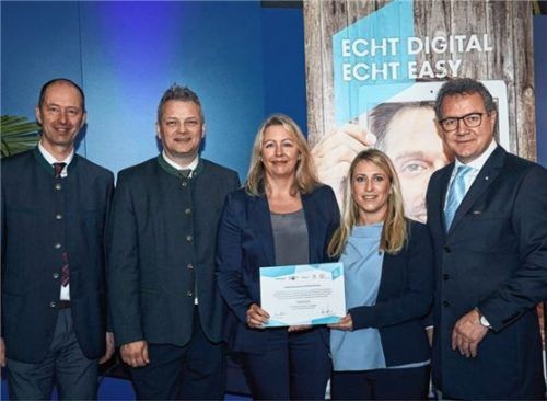 Freuen sich über die eCoach-Auszeichnung (von links): TOM-Geschäftsführer Oswald Pehel, Staatssekretär Roland Weigert, Inn-Salzach-Tourismuschefin Andrea Streiter, InnSalzach-eCoach Veronika Rossmann und TOM-Präsident Klaus Stöttner. Foto re