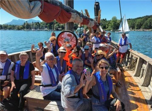 Fröhliche Gesichter bei den Gewinnern der OVB-Abocard-Aktion während der Fahrt mit dem Wikingerschiff Freya.