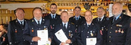 Für 40 Jahre aktiven Feuerwehrdienst wurden Simon Deindl (Zweiter von links) und Johann Schober (Vierter von links) und für 25 Jahre Thomas Graf (Dritter von rechts) geehrt. Zur Auszeichnung gratulierten Zweiter Bürgermeister Christoph Heibler, Zweiter Vorsitzender Martin Deindl, Kreisbrandmeister Martin Gruber, Vorsitzender Anton Schober und Kreisbrandinspektor Hans Huber (von links).Foto Stuffer-Chunphetch