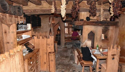 Gastronomie in einer anderen Zeit: Die mittelalterliche Atmosphäre im „Il Monastero“ ist von heute an Geschichte. Knapp 22 Jahre lang hatte das Konzept Bestand. Kellner servierten in Mönchskutten. Jetzt werden die Räume im neuen Gillitzer entkernt und komplett umgebaut.Foto SChlecker