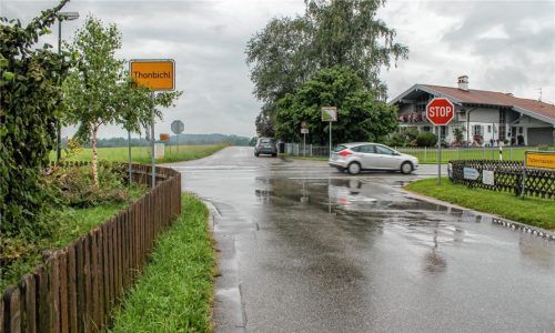 Gefährliche Stelle: Die Kreuzung Hauptstraße/Grafinger Straße in Thonbichl gilt als Unfallschwerpunkt. Die Schulkinder müssen sie auf dem Weg zur Bushaltestelle überqueren.Foto Heinz