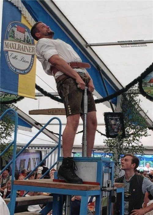 Gemeindemeister im Stoaheben wurde der Feldollinger Michael Holzapfel. Foto  Merk
